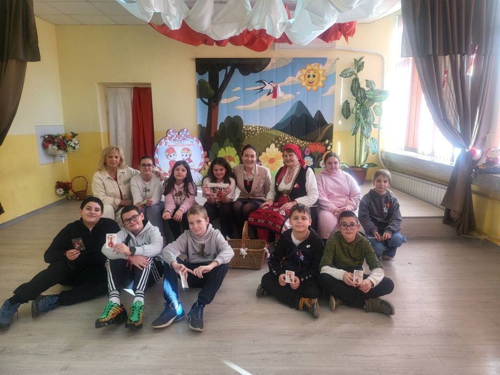 Баба Марта бързала и на учениците от 115. ОУ мартенички вързала! - 115 ОУ Св. Св. Кирил и Методий - село Горни Богров